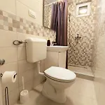 'sima' With Private Bathroom And Free Air-conditioned Summer Kitchen بيت ضيافة *